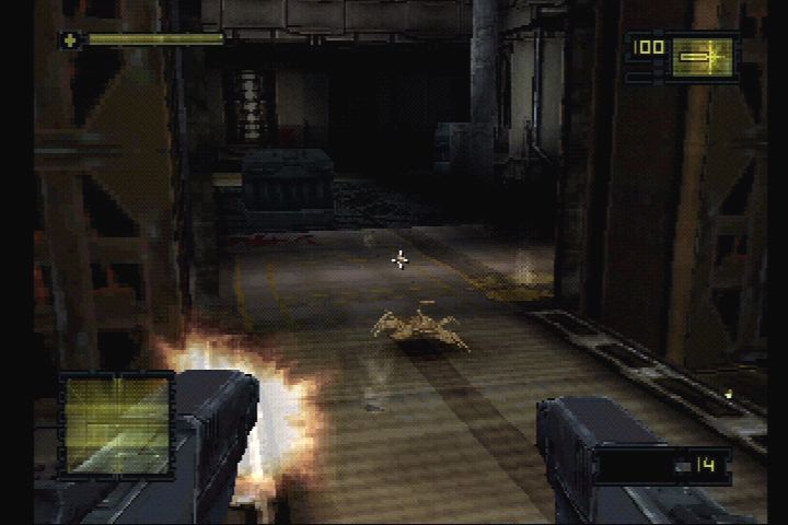 Alien: Resurrection (PlayStation) screenshot: Christie uses twin pistols.