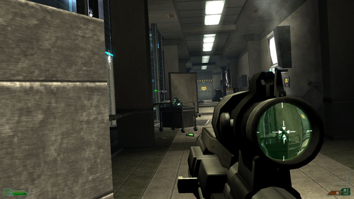 Area-51 (Windows) screenshot: The machine gun's scope reflects the world in real-time.