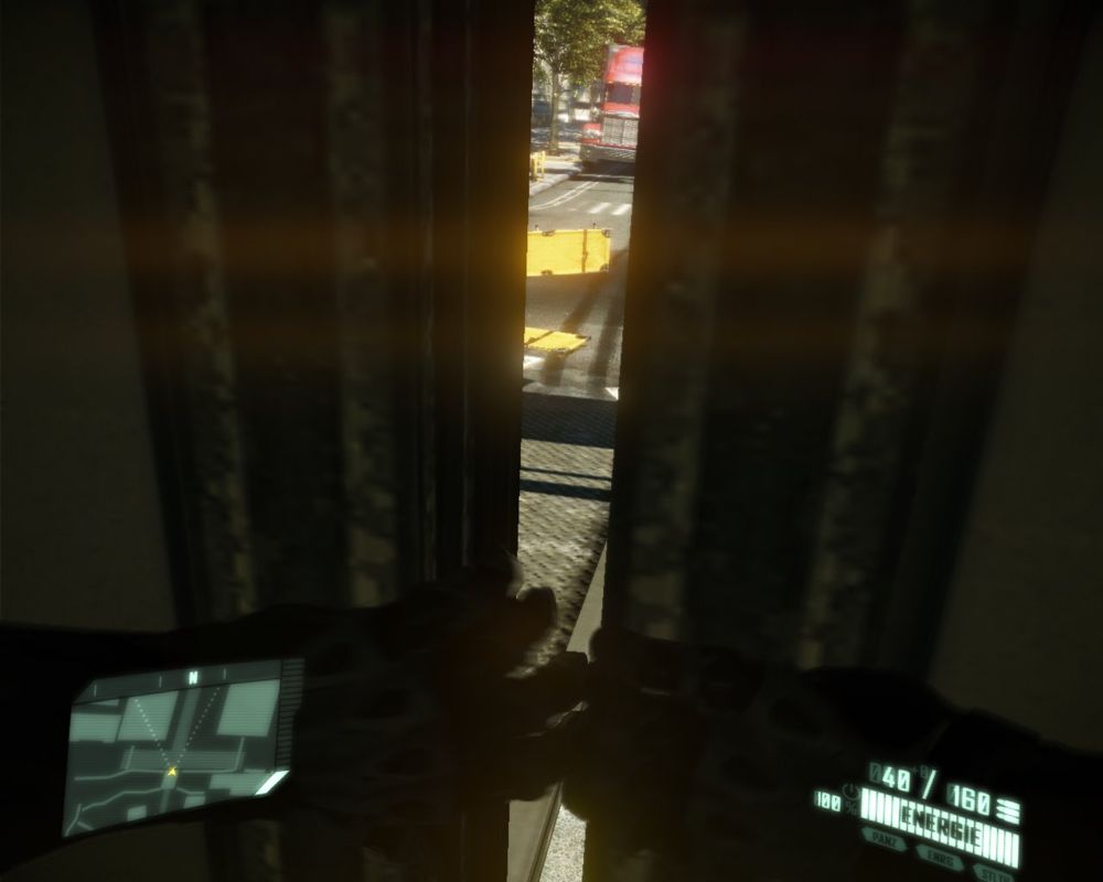 Crysis 2 (Windows) screenshot: Opening a door