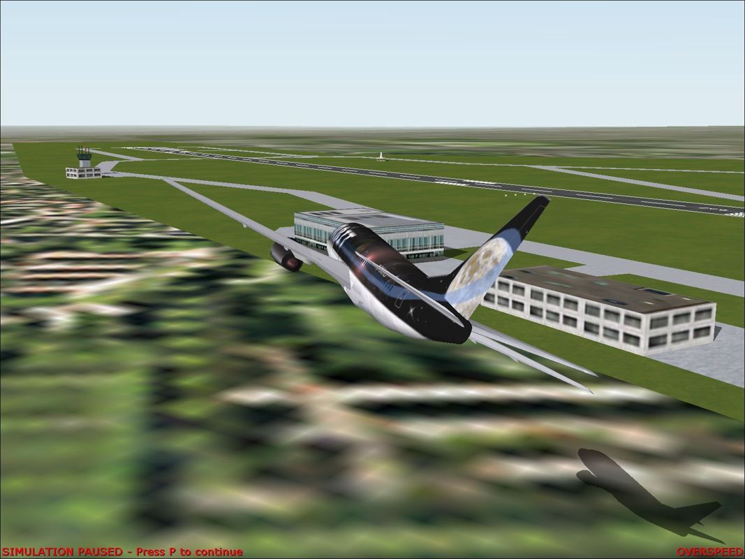 Real Airports (Windows) screenshot: London Gatwick using the default scenery files and showing the standard buildings.