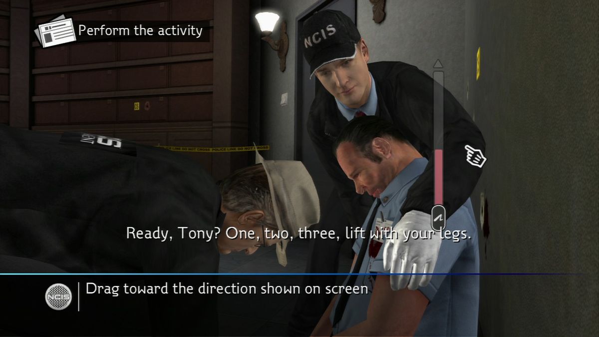 NCIS (PlayStation 3) screenshot: Helping Ducky move the body, the gameplay will vary if you use Move Controller or a Gamepad.