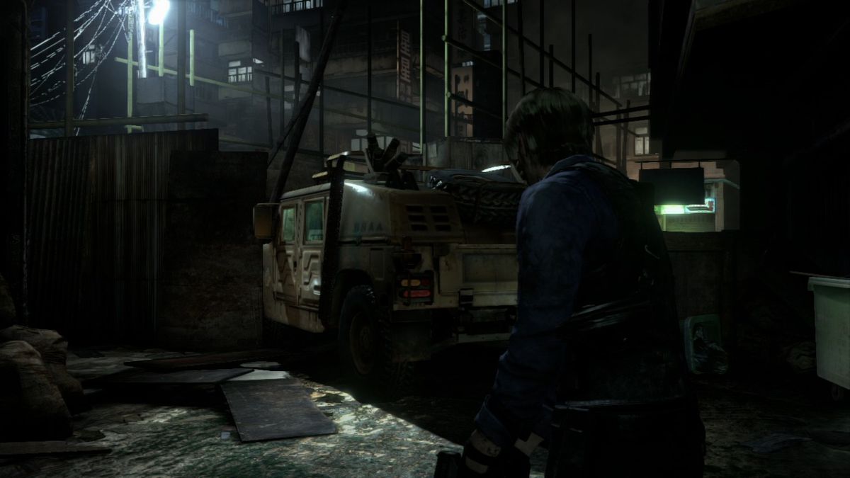 Resident Evil 6 (PlayStation 3) screenshot: You can switch the character side to your aiming preference.