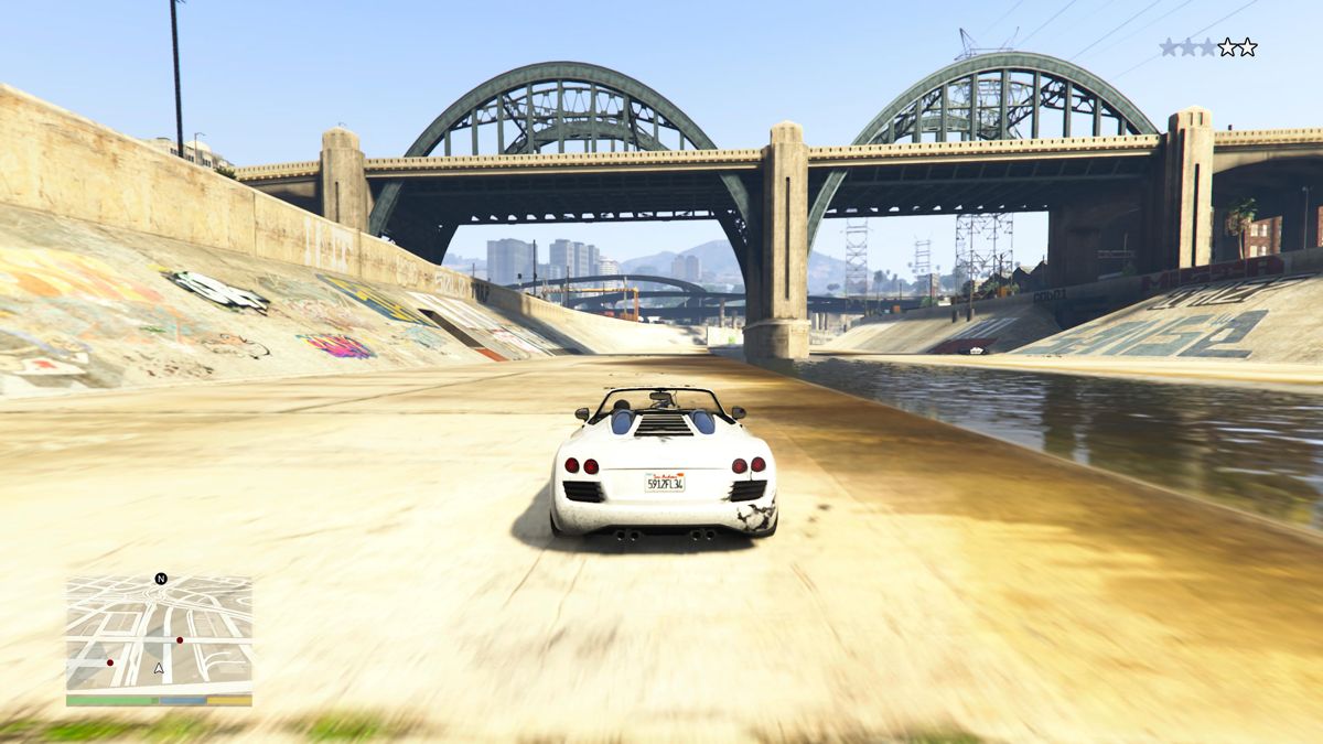 Grand Theft Auto V (PlayStation 5) screenshot: Trying to shake off police pursuit in the canal