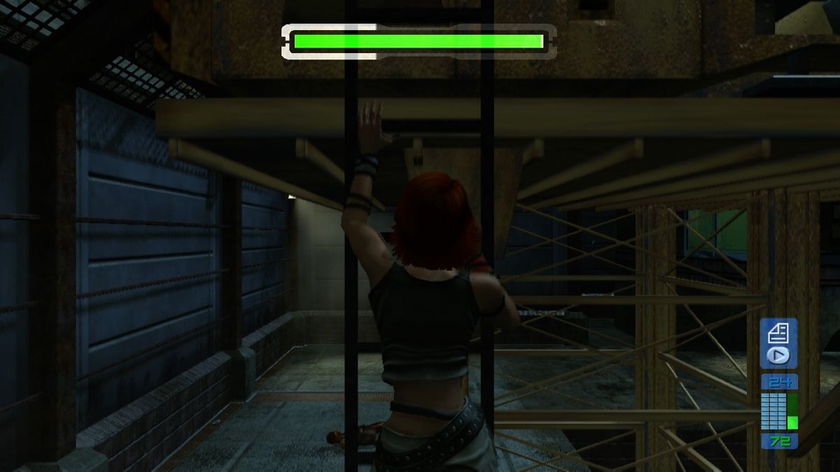 Perfect Dark Zero (Xbox 360) screenshot: Ascending/descending the ladder will temporarily switch to 3rd-person perspective.