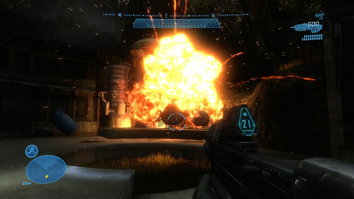 Halo: Reach (Xbox 360) screenshot: Gas cisterns create a big explosions so take that into consideration when enemies gather in their vicinity.