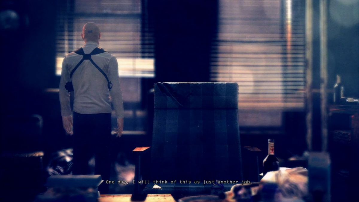 Hitman: Absolution (PlayStation 3) screenshot: Pondering on the case