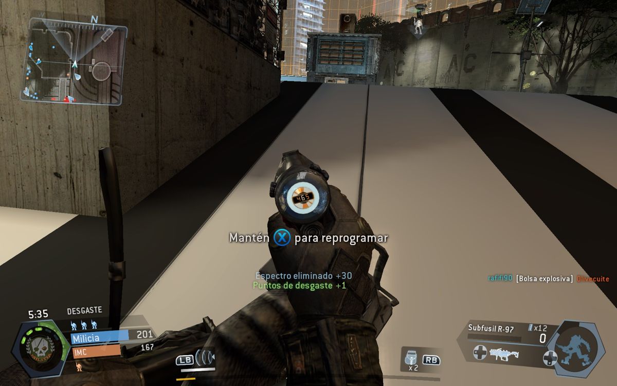 Titanfall (Windows) screenshot: Hacking an android. It converts it and others near to your bodyguards.