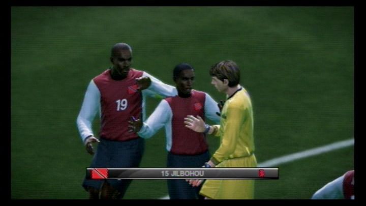 PES 2010: Pro Evolution Soccer (PlayStation 3) screenshot: Players protest to the judge for the red card.