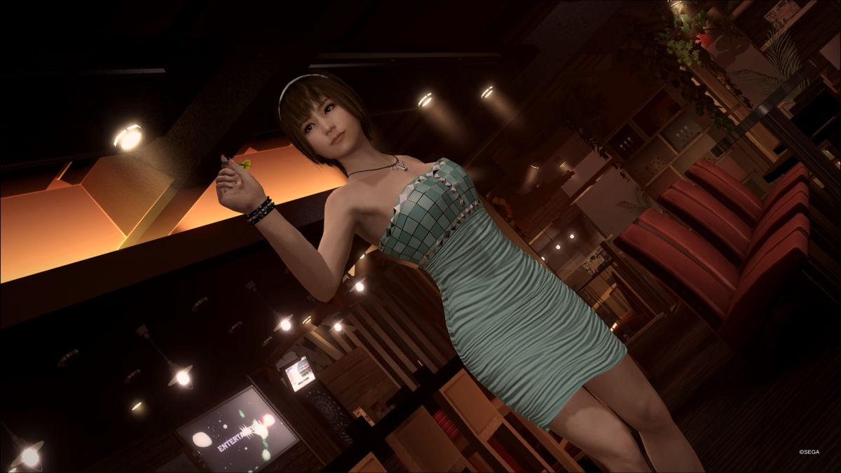 Yakuza 5 (PlayStation 4) screenshot: Playing darts with Riku