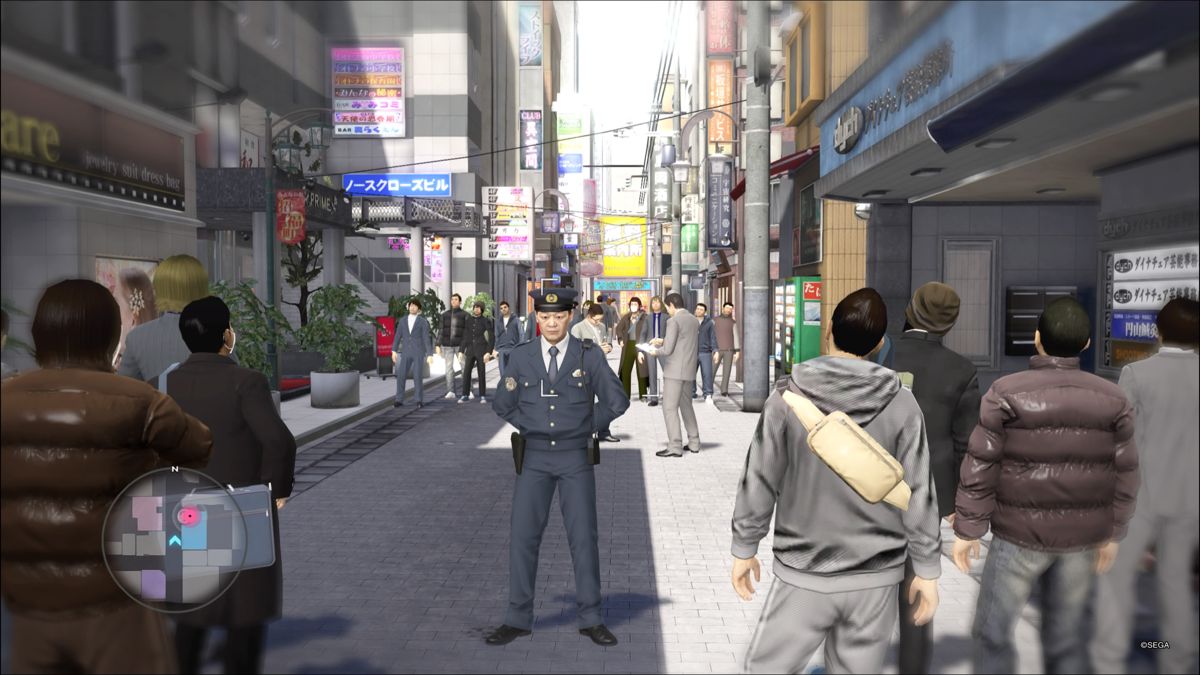 Yakuza 5 (PlayStation 4) screenshot: The police has cordoned the area in front of DynaTech, better find out what happened