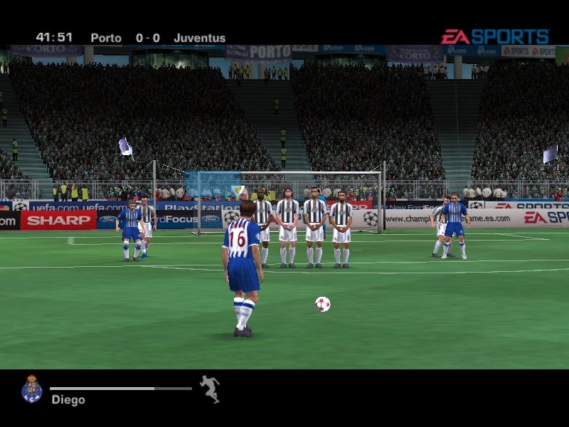 UEFA Champions League 2004-2005 (Windows) screenshot: Taking a direct freekick. Curving or blast it only depends on the player.