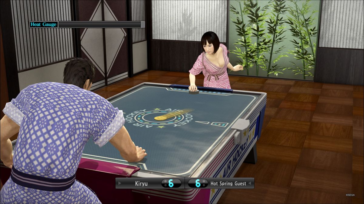 Yakuza 5 (PlayStation 4) screenshot: Kiryu is enjoying the match, but her yukata is just sliding down around the cleavage
