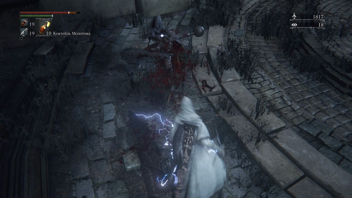 Bloodborne (PlayStation 4) screenshot: Weapon enchanted with bolt damage in combat