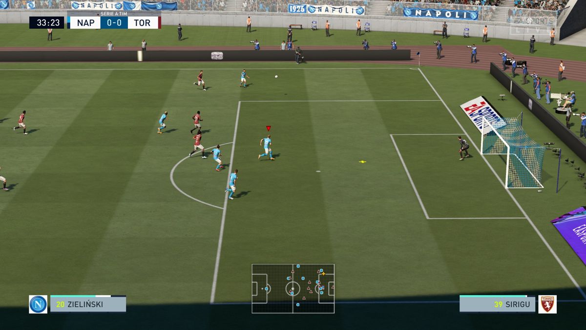 FIFA 21 (Windows) screenshot: Playing a cross into the penalty area