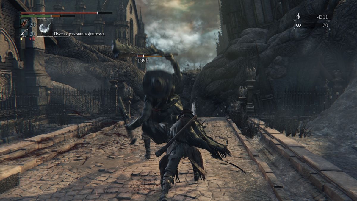 Bloodborne: The Old Hunters (PlayStation 4) screenshot: Killing an old hunter
