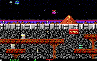 Crystal Caves (DOS) screenshot: Beginning of the game: arrived safely at the mine, now let's explore these levels