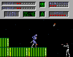 The Cyber Shinobi (SEGA Master System) screenshot: Throwing a bottle-bomb at a ninja