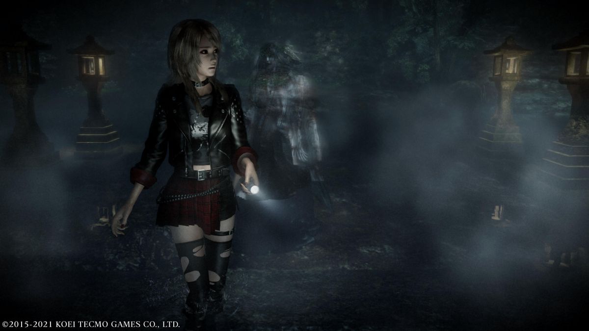 Fatal Frame: Maiden of Black Water (PlayStation 5) screenshot: Yuri is walking through a fog with a ghost behind her
