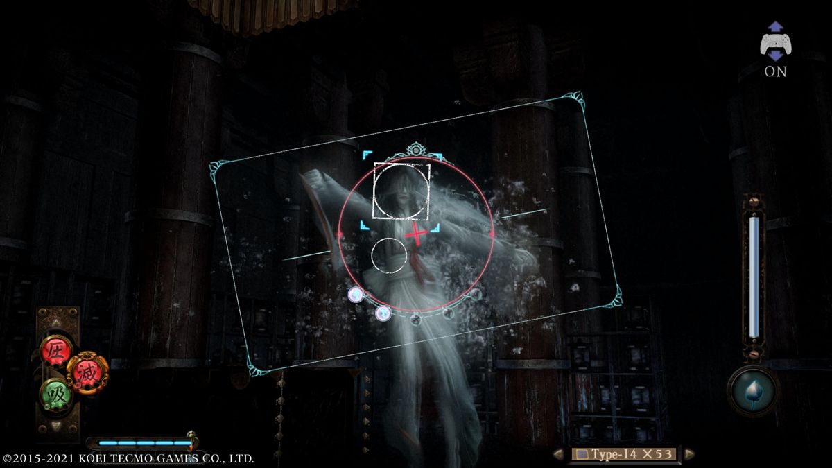 Fatal Frame: Maiden of Black Water (PlayStation 5) screenshot: Fighting the maiden