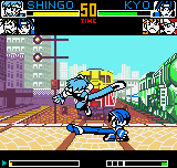 King of Fighters R-2 (Neo Geo Pocket Color) screenshot: Kyo does a sweep and Shingo starts an air counter-attack using his Shingo Kick as main propulsion.