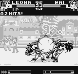 King of Fighters R-1 (Neo Geo Pocket) screenshot: Leona executes her guillotine-style move Baltic Launcher in Mai: the combo counter rushes 5 hits!