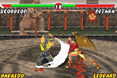 Mortal Kombat: Tournament Edition (Game Boy Advance) screenshot: Using some swinging-sword moves, Scorpion starts an massive counterattack in a defensive Nitara.