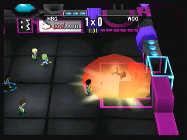 Zeebo F.C. Super League (Zeebo) screenshot: The third league, the Liga Metrópolis (Metropolis League) has a sci-fi theme and its games take place in a field with a Tron-like look. Here the opponent is using the Bomb-Ball power up.