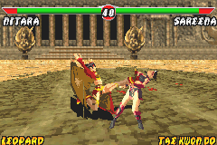 Mortal Kombat: Tournament Edition (Game Boy Advance) screenshot: Taking advantage of a superb opportunity, Nitara could connect her Unicorn Kick move in Sareena.