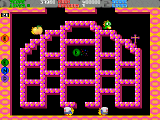 Double Bobble 2000 (Atari ST) screenshot: Found the diagonal bomb. Also characters are floating around, to be captured to get the word "Extend"