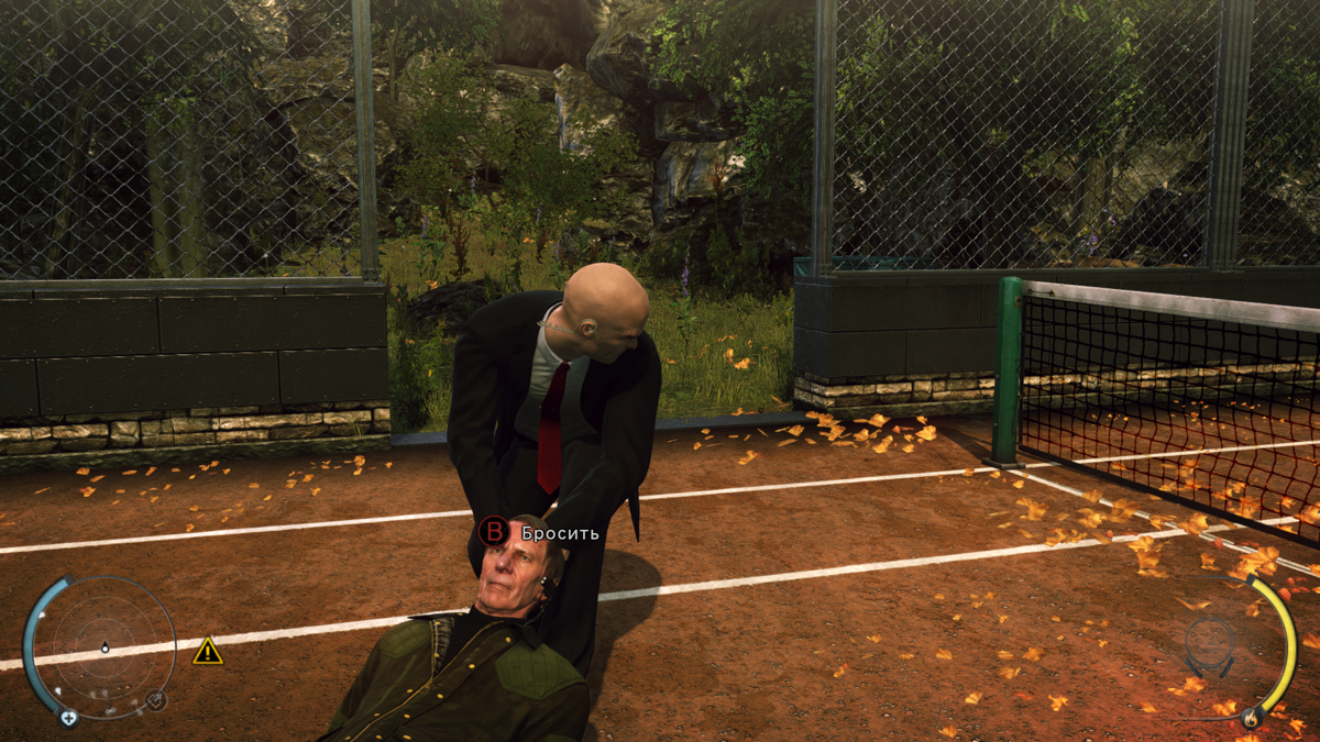 Hitman: Absolution (Windows) screenshot: Carrying a strangled guard to a nearby container