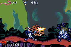 Earthworm Jim (Game Boy Advance) screenshot: Firing the gun at the first boss.
