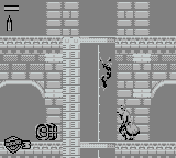 Judge Dredd (Game Boy) screenshot: Shoot the perp whilst hanging on the ladder