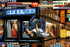 The King of Fighters EX2: Howling Blood (Game Boy Advance) screenshot: Grabbing Chang with aggressiveness, Clark is almost finishing his SDM Ultra Argentine Back Breaker!