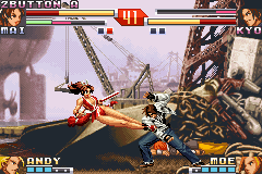 The King of Fighters EX2: Howling Blood (Game Boy Advance) screenshot: Mai Shiranui and Kyo Kusanagi executing a Body Toss Attack simultaneously.