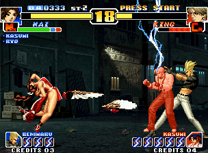 The King of Fighters '99: Millennium Battle (Neo Geo) screenshot: King was grabbed by Benimaru: it's the perfect moment to Mai execute her DM Dance of the Water Bird!