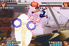 The King of Fighters EX2: Howling Blood (Game Boy Advance) screenshot: Yuri attacks with a Rai Oh Ken, but her projectile is repelled by Athena's SDM Shining Crystal Bit.