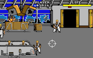 Die Hard 2: Die Harder (Amiga) screenshot: Fight against mercenaries
