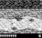 Donkey Kong Land III (Game Boy) screenshot: Swimming between the danger.