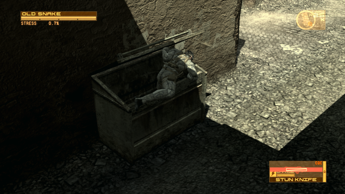 Metal Gear Solid 4: Guns of the Patriots (PlayStation 3) screenshot: Snake can hide in dumpsters, lockers and other containers