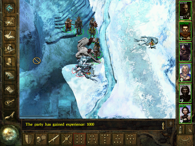 Icewind Dale (Windows) screenshot: Outdoor areas are small and icy. I'm fighting two troll varieties here