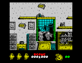 Mortadelo y Filemón II: Safari Callejero (ZX Spectrum) screenshot: That chicken will protect you in front of some egg impacts