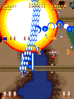 Double-Wings (Arcade) screenshot: Another big explosion