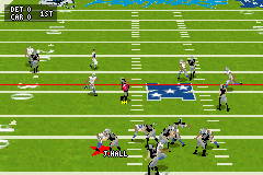 Madden NFL 2005 (Game Boy Advance) screenshot: Attempting a pass.