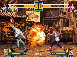 The King of Fighters 2001 (Neo Geo) screenshot: During few instants, Kyo Kusanagi's DM Ura 108 Shiki: Orochi Nagi meets Yuri Sakazaki's Ko'ou Ken...