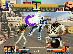 The King of Fighters 2001 (Neo Geo) screenshot: Chang calls Kim Kaphwan to help in the combat, but he's stopped by Benimaru's Taikuu Raijin Ken.
