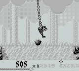 Super Hunchback (Game Boy) screenshot: Using the vine to swing across the spike pit