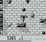 Super Hunchback (Game Boy) screenshot: Avoid the cannonballs
