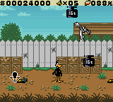 Daffy Duck: "Fowl Play" (Game Boy Color) screenshot: Daffy has to dodge the weights Bugs drops on him.