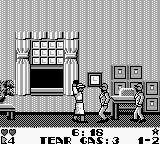 Dick Tracy (Game Boy) screenshot: Throwing tear gas