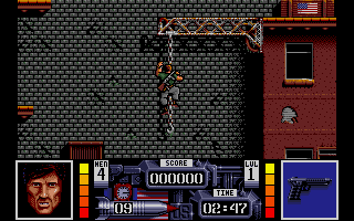 Navy Seals (Amiga) screenshot: Climbing a chain